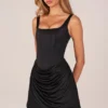 Vestito corto drappeggiato con allacciatura Lia in nero Vestito corto drappeggiato con allacciatura Lia in nero