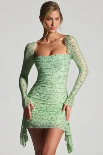 Vestito corto drappeggiato con collo a cappuccio decorato Marilla in color pistacchio Vestito corto drappeggiato con collo a cappuccio decorato Marilla in color pistacchio