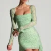 Vestito corto drappeggiato con collo a cappuccio decorato Marilla in color pistacchio Vestito corto drappeggiato con collo a cappuccio decorato Marilla in color pistacchio