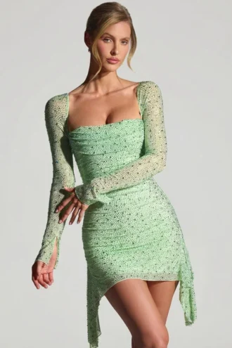 Vestito corto drappeggiato con collo a cappuccio decorato Marilla in color pistacchio Vestito corto drappeggiato con collo a cappuccio decorato Marilla in color pistacchio