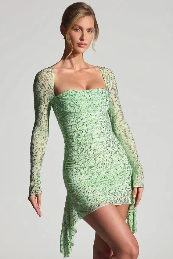 Vestito corto drappeggiato con collo a cappuccio decorato Marilla in color pistacchio Vestito corto drappeggiato con collo a cappuccio decorato Marilla in color pistacchio