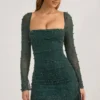 Vestito corto drappeggiato con collo a cappuccio decorato Tivoli in verde smeraldo Vestito corto drappeggiato con collo a cappuccio decorato Tivoli in verde smeraldo
