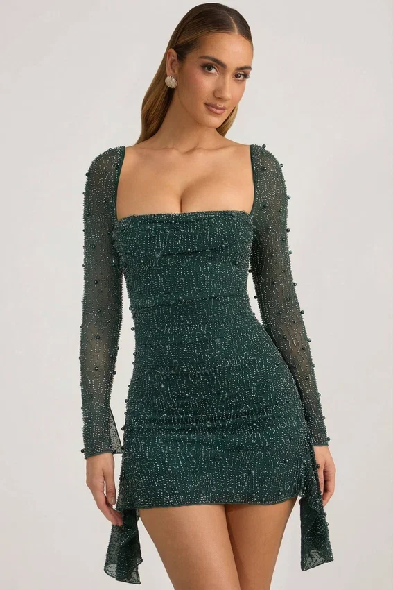 Vestito corto drappeggiato con collo a cappuccio decorato Tivoli in verde smeraldo Vestito corto drappeggiato con collo a cappuccio decorato Tivoli in verde smeraldo