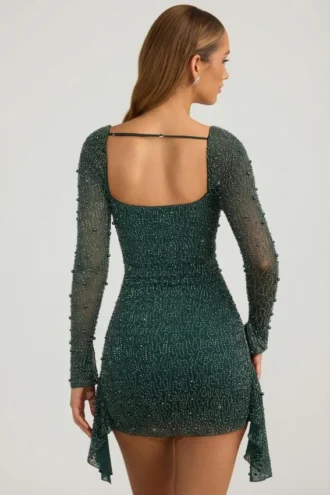 Vestito corto drappeggiato con collo a cappuccio decorato Tivoli in verde smeraldo Vestito corto drappeggiato con collo a cappuccio decorato Tivoli in verde smeraldo