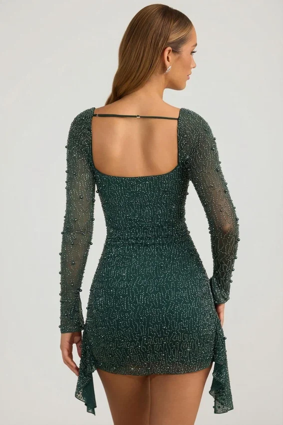 Vestito corto drappeggiato con collo a cappuccio decorato Tivoli in verde smeraldo Vestito corto drappeggiato con collo a cappuccio decorato Tivoli in verde smeraldo
