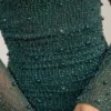 Vestito corto drappeggiato con collo a cappuccio decorato Tivoli in verde smeraldo Vestito corto drappeggiato con collo a cappuccio decorato Tivoli in verde smeraldo