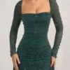Vestito corto drappeggiato con collo a cappuccio decorato Tivoli in verde smeraldo Vestito corto drappeggiato con collo a cappuccio decorato Tivoli in verde smeraldo