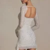 Vestito corto drappeggiato con collo a cappuccio e decorazioni Marilla in bianco Vestito corto drappeggiato con collo a cappuccio e decorazioni Marilla in bianco