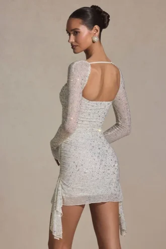 Vestito corto drappeggiato con collo a cappuccio e decorazioni Marilla in bianco Vestito corto drappeggiato con collo a cappuccio e decorazioni Marilla in bianco