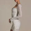 Vestito corto drappeggiato con collo a cappuccio e decorazioni Marilla in bianco Vestito corto drappeggiato con collo a cappuccio e decorazioni Marilla in bianco