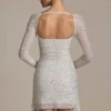Vestito corto drappeggiato con collo a cappuccio e decorazioni Marilla in bianco Vestito corto drappeggiato con collo a cappuccio e decorazioni Marilla in bianco
