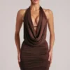 Vestito corto drappeggiato con collo a cappuccio Kael in marrone cioccolato Vestito corto drappeggiato con collo a cappuccio Kael in marrone cioccolato