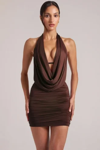 Vestito corto drappeggiato con collo a cappuccio Kael in marrone cioccolato Vestito corto drappeggiato con collo a cappuccio Kael in marrone cioccolato
