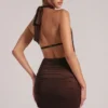 Vestito corto drappeggiato con collo a cappuccio Kael in marrone cioccolato Vestito corto drappeggiato con collo a cappuccio Kael in marrone cioccolato