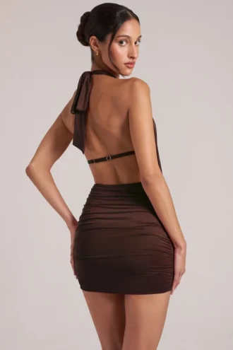Vestito corto drappeggiato con collo a cappuccio Kael in marrone cioccolato Vestito corto drappeggiato con collo a cappuccio Kael in marrone cioccolato