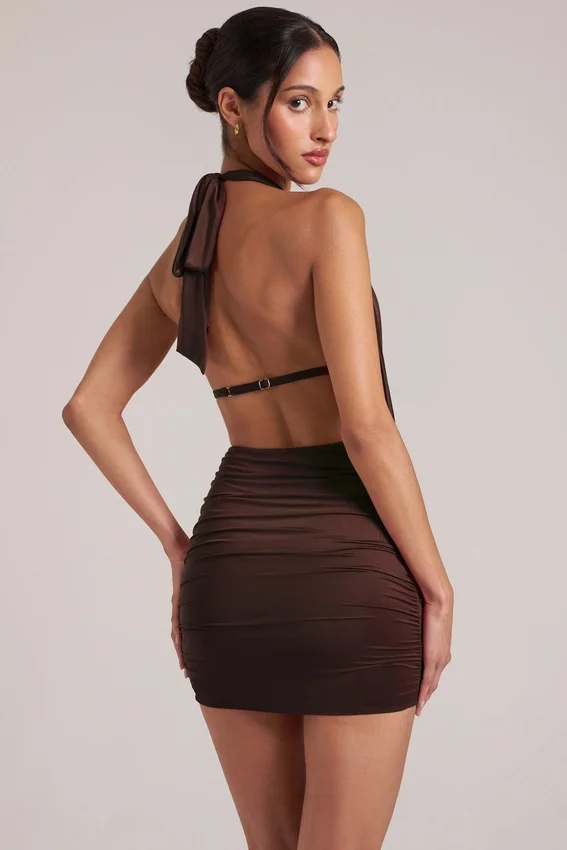 Vestito corto drappeggiato con collo a cappuccio Kael in marrone cioccolato Vestito corto drappeggiato con collo a cappuccio Kael in marrone cioccolato