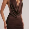 Vestito corto drappeggiato con collo a cappuccio Kael in marrone cioccolato Vestito corto drappeggiato con collo a cappuccio Kael in marrone cioccolato