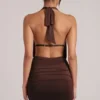 Vestito corto drappeggiato con collo a cappuccio Kael in marrone cioccolato Vestito corto drappeggiato con collo a cappuccio Kael in marrone cioccolato