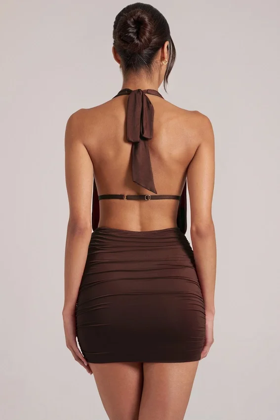 Vestito corto drappeggiato con collo a cappuccio Kael in marrone cioccolato Vestito corto drappeggiato con collo a cappuccio Kael in marrone cioccolato
