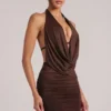 Vestito corto drappeggiato con collo a cappuccio Kael in marrone cioccolato Vestito corto drappeggiato con collo a cappuccio Kael in marrone cioccolato