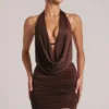 Vestito corto drappeggiato con collo a cappuccio Kael in marrone cioccolato Vestito corto drappeggiato con collo a cappuccio Kael in marrone cioccolato