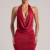 Vestito corto drappeggiato con collo a cappuccio Kael in rosso ciliegia Vestito corto drappeggiato con collo a cappuccio Kael in rosso ciliegia