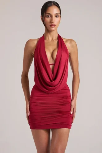 Vestito corto drappeggiato con collo a cappuccio Kael in rosso ciliegia Vestito corto drappeggiato con collo a cappuccio Kael in rosso ciliegia