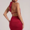 Vestito corto drappeggiato con collo a cappuccio Kael in rosso ciliegia Vestito corto drappeggiato con collo a cappuccio Kael in rosso ciliegia