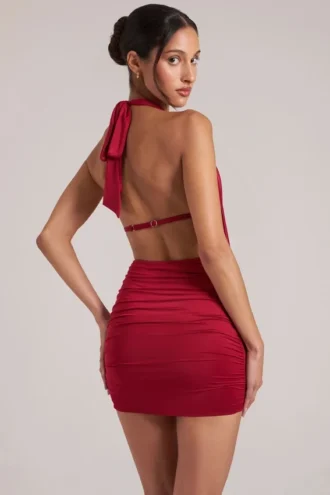 Vestito corto drappeggiato con collo a cappuccio Kael in rosso ciliegia Vestito corto drappeggiato con collo a cappuccio Kael in rosso ciliegia