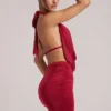 Vestito corto drappeggiato con collo a cappuccio Kael in rosso ciliegia Vestito corto drappeggiato con collo a cappuccio Kael in rosso ciliegia