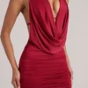 Vestito corto drappeggiato con collo a cappuccio Kael in rosso ciliegia Vestito corto drappeggiato con collo a cappuccio Kael in rosso ciliegia