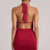 Vestito corto drappeggiato con collo a cappuccio Kael in rosso ciliegia Vestito corto drappeggiato con collo a cappuccio Kael in rosso ciliegia