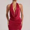 Vestito corto drappeggiato con collo a cappuccio Kael in rosso ciliegia Vestito corto drappeggiato con collo a cappuccio Kael in rosso ciliegia