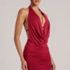 Vestito corto drappeggiato con collo a cappuccio Kael in rosso ciliegia Vestito corto drappeggiato con collo a cappuccio Kael in rosso ciliegia