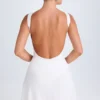 Vestito corto drappeggiato con schiena scoperta Shirin in bianco