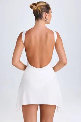 Vestito corto drappeggiato con schiena scoperta Shirin in bianco