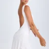 Vestito corto drappeggiato con schiena scoperta Shirin in bianco