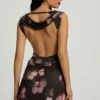 Vestito corto drappeggiato con scollo posteriore aperto e linea ad A Nalini con stampa floreale nera