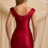 Vestito corto drappeggiato con spalle scoperte in raso Maeve, colore rosso vero