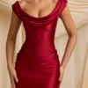 Vestito corto drappeggiato con spalle scoperte in raso Maeve, colore rosso vero