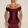Vestito corto drappeggiato con spalle scoperte in raso Maeve, colore rosso vino