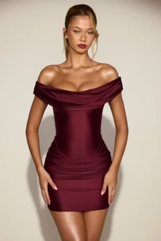 Vestito corto drappeggiato con spalle scoperte in raso Maeve, colore rosso vino