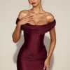 Vestito corto drappeggiato con spalle scoperte in raso Maeve, colore rosso vino
