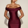 Vestito corto drappeggiato con spalle scoperte in raso Maeve, colore rosso vino