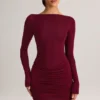 Vestito corto Eska in modal con scollo a barchetta, drappeggiato e maniche lunghe, color vino