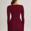 Vestito corto Eska in modal con scollo a barchetta, drappeggiato e maniche lunghe, color vino