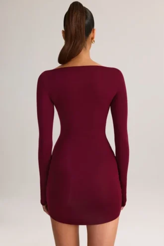 Vestito corto Eska in modal con scollo a barchetta, drappeggiato e maniche lunghe, color vino