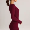 Vestito corto Eska in modal con scollo a barchetta, drappeggiato e maniche lunghe, color vino