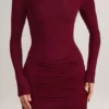 Vestito corto Eska in modal con scollo a barchetta, drappeggiato e maniche lunghe, color vino