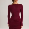 Vestito corto Eska in modal con scollo a barchetta, drappeggiato e maniche lunghe, color vino